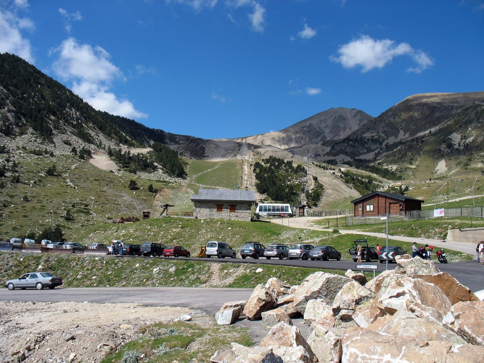 Monster1000 - Estació d'esquí de Vallter 2000. Al fons a la dreta es veu el Bastiments, el punt més alt del terme de Setcases
Autor:Monster1000

Catalunya agost 2006