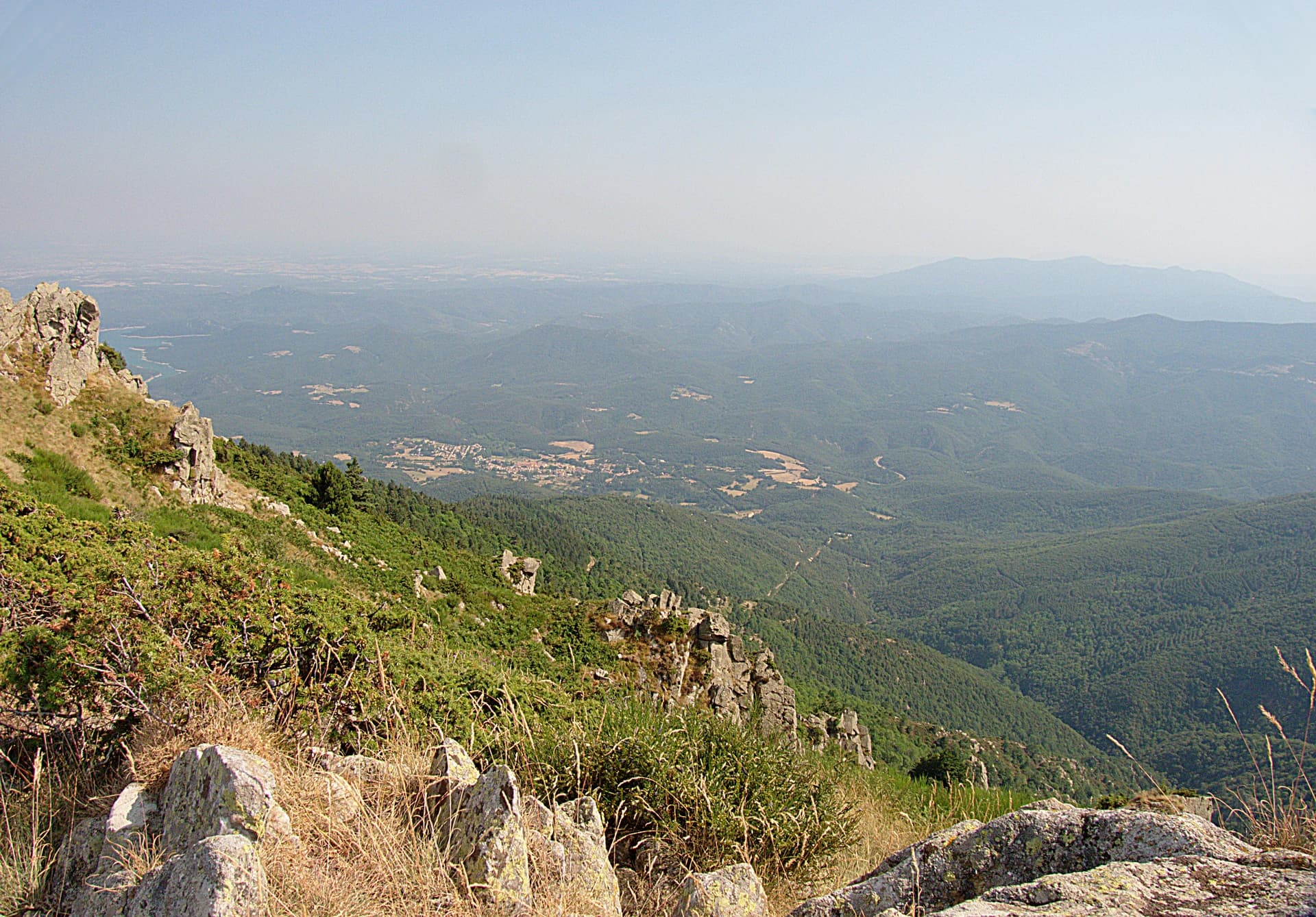 Bertrand GRONDIN  → (Talk) - Maçanet de Cabrenys depuis le Roc de France, Maçanet de Cabrenys (Haut-Ampurdan, Gérone, Catalogne, Espagne),  Reynès (Pyrénées-Orientales, Languedoc-Roussillon, France)