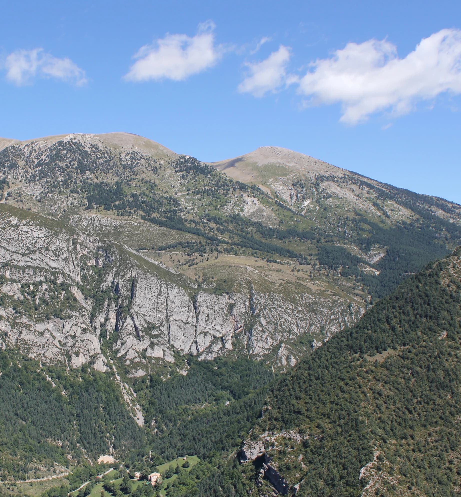 Solde - El Puig de Terrers a la dreta i el Comabona a l'esquerra. Vista des del Mirador de Gresolet