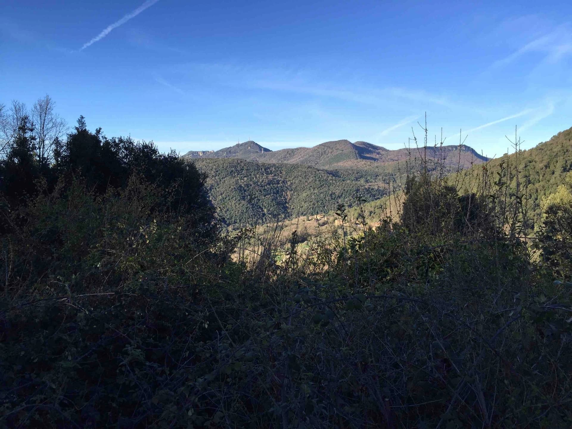 Ermita de Sant Nicolau - Cingles de Golany - Roca Barret - Santuari de Rocacorba - Puigsou (Sostre Comarcal del Gironès)