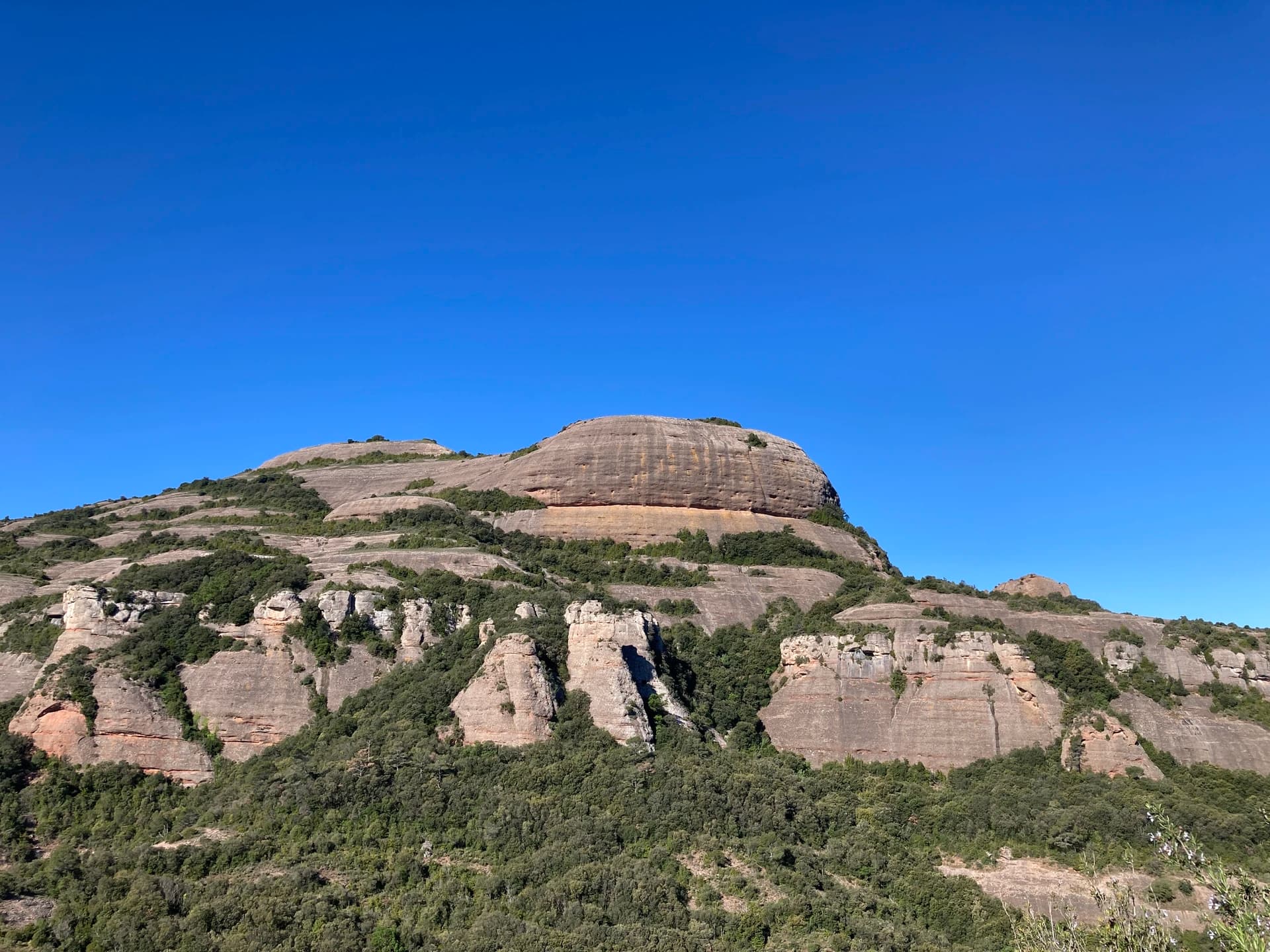 Romang - El Montcau, Pla de les Piràmides (al centre)  i Roques de la Coca . Massís de Sant Llorenç del Munt