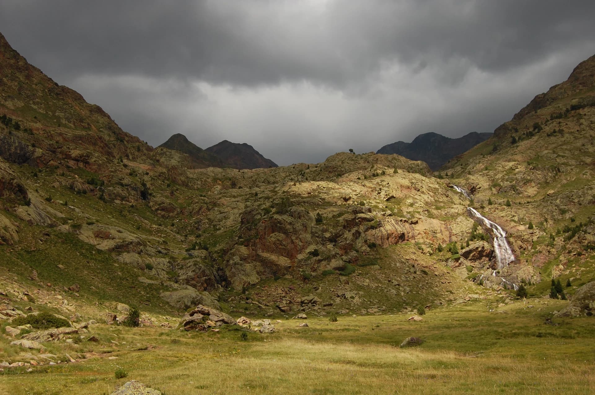 Roberto Lumbreras from Madrid, Spain. - Way to Pica d'Estats/Pique d'Estats (3143m). The submit can be seen on the right in the background.