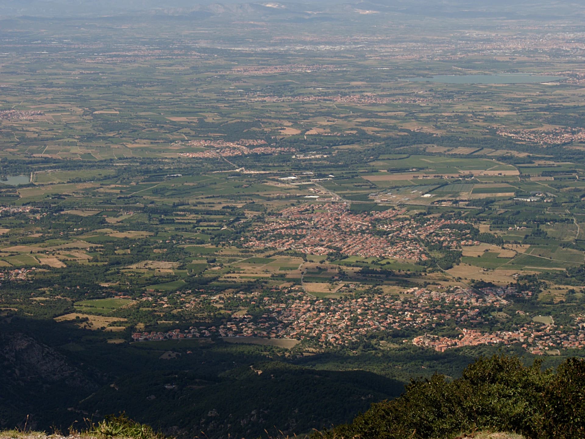 Bertrand GRONDIN  → (Talk) - Vue de la plaine du Roussillon depuis le Pic du Néoulous, Montesquieu-des-Albères (Pyrénées-Orientales, Languedoc-Roussillon, France), Laroque-des-Albères (Pyrénées-Orientales, Languedoc-Roussillon, France), la Jonquera (Haut-Ampurdan, Gérone, Catalogne, Espagne)