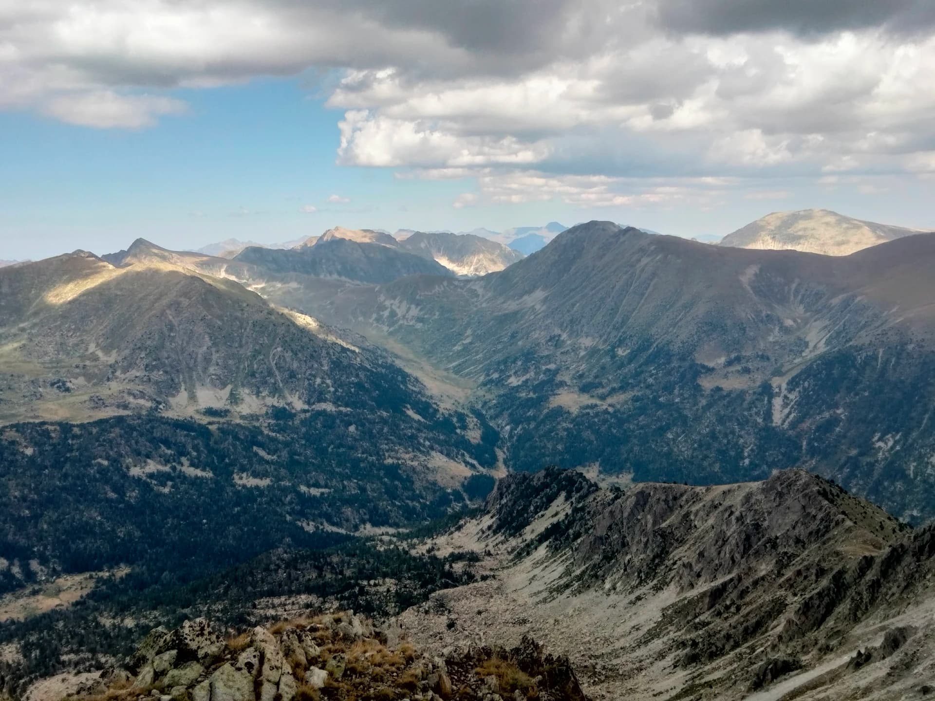 Catalaalatac - Engaït vist des del cim de la Muga (2.861 m). Engaït és una vall secundària situada a la capçalera de la vall de la Llosa, a Encamp, Andorra.