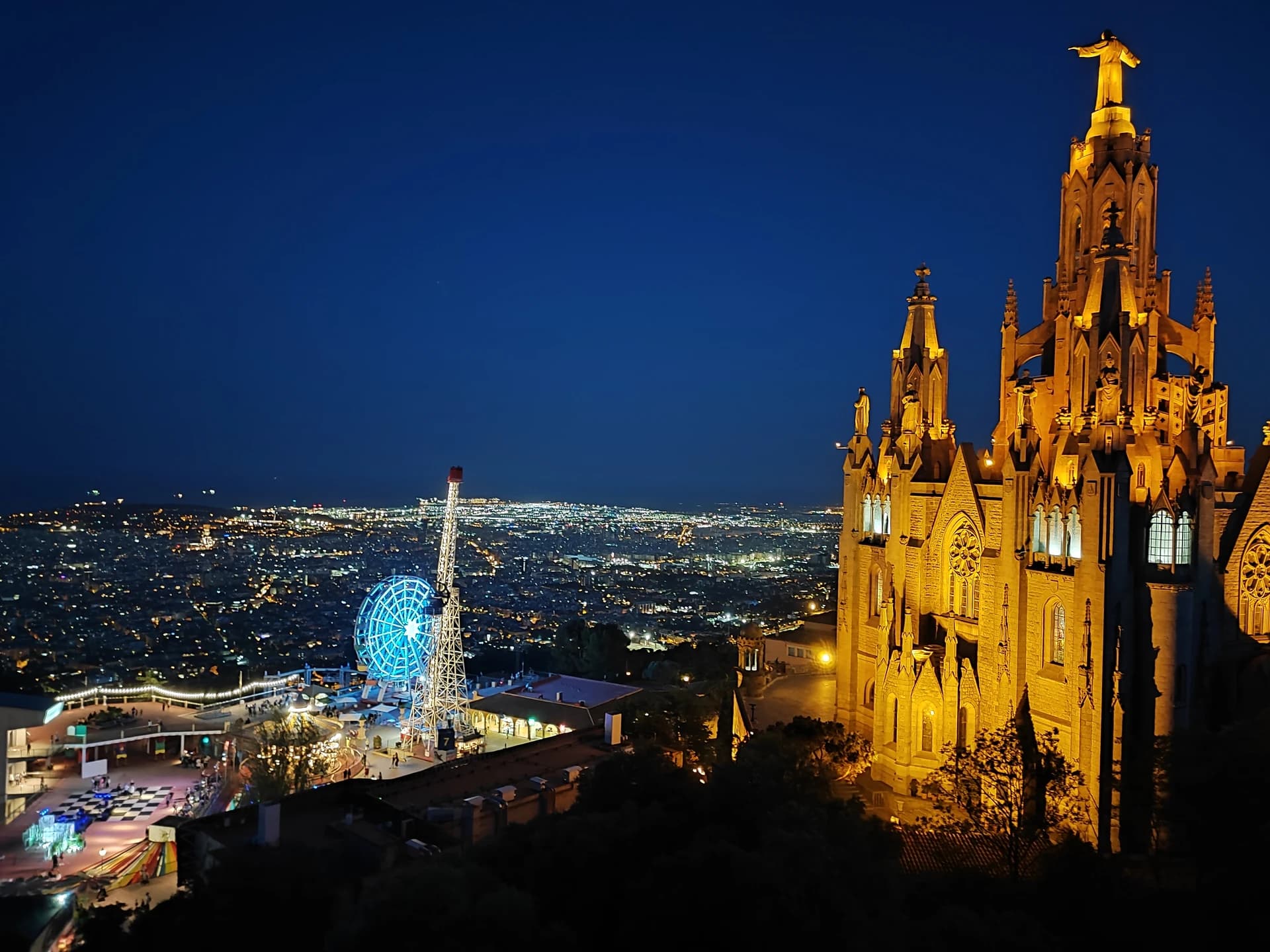 DavidRoviraPujol - Vista de Barcelona des del Tibidabo feta des del Torreó del Tibidabo o Torre de les Aigües de Dosrius.