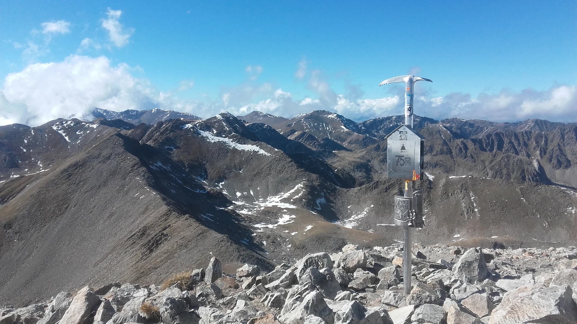 Oriol Sastre - Vistes del Pic de Freser (2834) i Pic de l'Infern (2869), des de Piolet de Bastiments, al Ripollès.