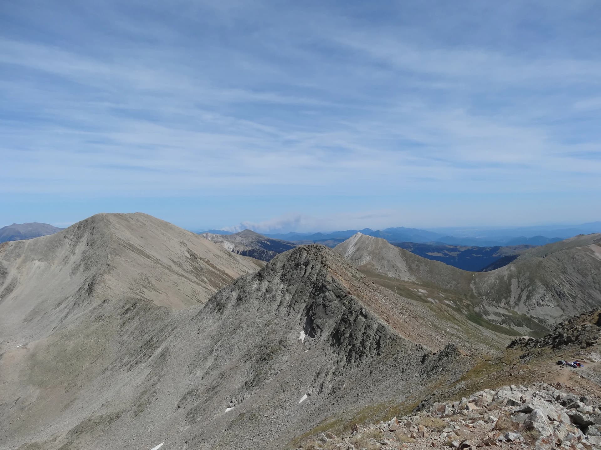 EliziR - From left to right, Bastiments (2,881 m), pic de Freser (2,835 m) and Gra de Fajol (2,714 m) seen from pic de l'Infern (2,869.5 m), in July 2012.