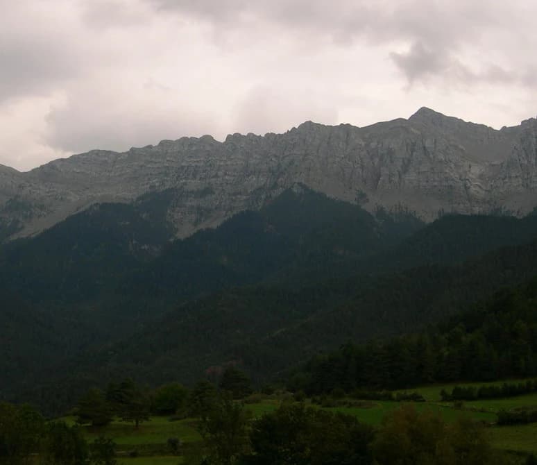 Pere prlpz - Serra Cabirolera, in Serra del Cadí, from near Estana (Montellà i Martinet, Baixa Cerdanya, Catalonia).