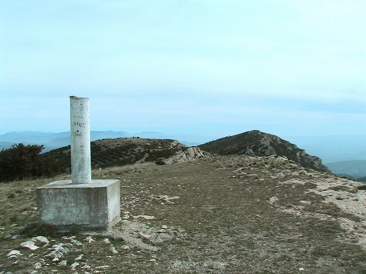 Isidre blanc - Vèrtex geodèsic al Tossal de les Torretes, al Montsec de Rúbies (Pallars Jussà - Catalunya)